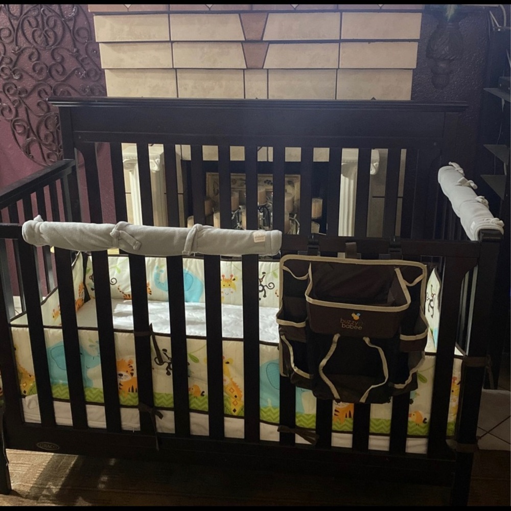Graco convertible crib (mattress included)